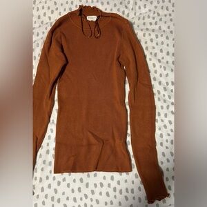 Brown long sleeve ribbed sweater.